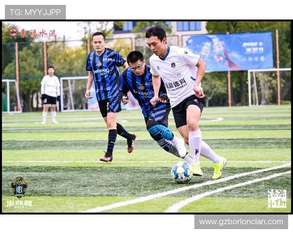 足球明星表演赛盛况空前球迷热情高涨精彩瞬间回顾